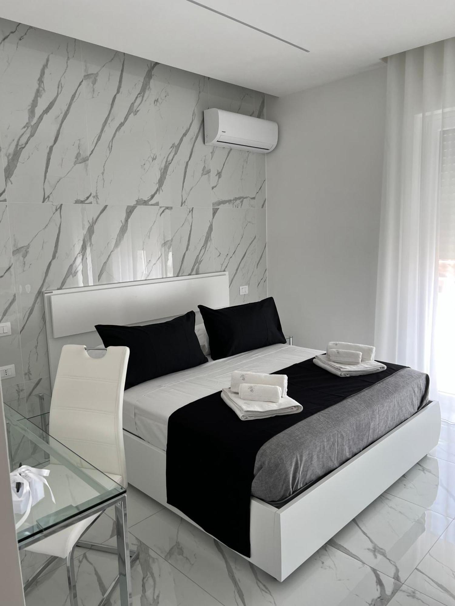 White Elegance Luxury B&B Caserta Bagian luar foto