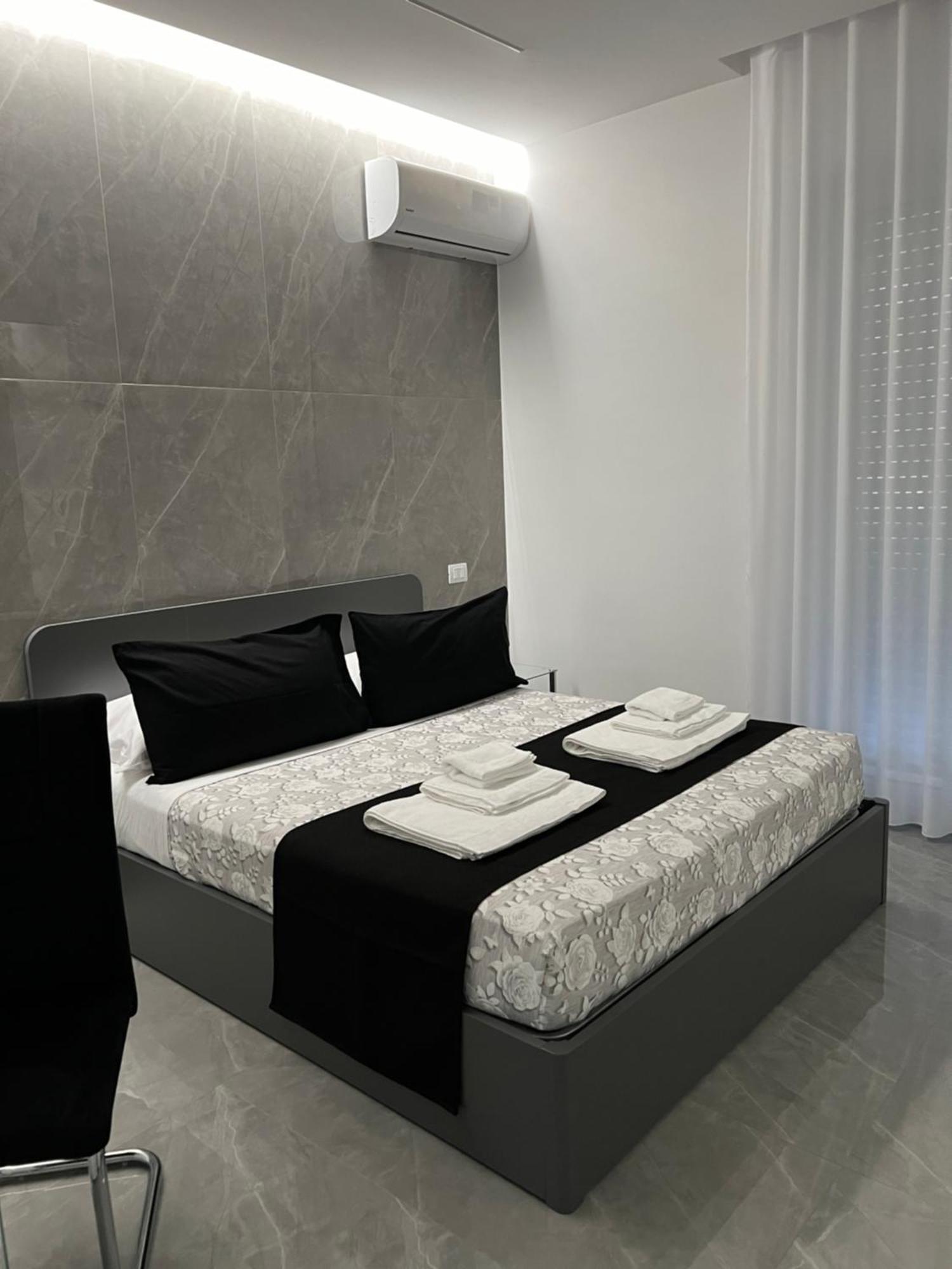 White Elegance Luxury B&B Caserta Bagian luar foto